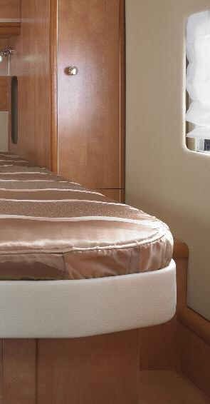 Liner Carthago categoria Premium LINER 68 Q 15 confortevole pianta con bagno Premium, chiara divisione degli spazi come in appartamento cabina guida confortevole Gruppo sedute Lange-Lounge vano di