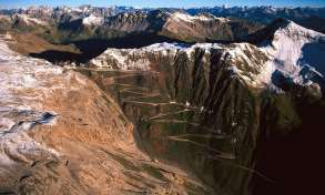 5.5 Passo dello Stelvio tempo si raggiunge Bolzano o il vicino confine austriaco posto sul Passo Resia. Inoltre, attraverso il valico di Santa Maria, ad un altezza di 2.