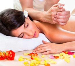 MASSAGGI DAL MONDO ABYANGAM MASSAGGIO AYURVEDICO PER ECCELLENZA, L ABYANGAM COMPRENDE VARIE TECNICHE DA UTILIZZARE SECONDO LA COSTITUZIONE PREVALENTE: VATA PITTA - KAPHA.