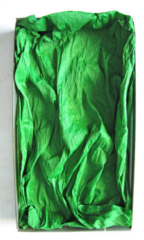 Ritaglia un pezzo lungo 40cm da un rotolo di carta crespata verde e stropiccialo per bene. Posizionalo all interno del coperchio della scatola delle scarpe e fissa i bordi con la colla stick.