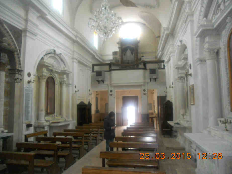 L organo, posto a ridosso della parete d ingresso, in cantoria, fu costruito dal noto Quirico Gennari nel 1830 (la cassa risale alla prima