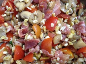 Ricetta cereali crudo e funghi, un piatto leggero e appetitoso, un insalata ottima da preparare come antipasto, contorno o