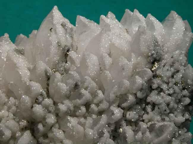 I cristalli di calcite, opportunamente tagliati secondo piani cristallini particolari, possono dare origine a due raggi rifratti che si propagano in direzioni diverse.