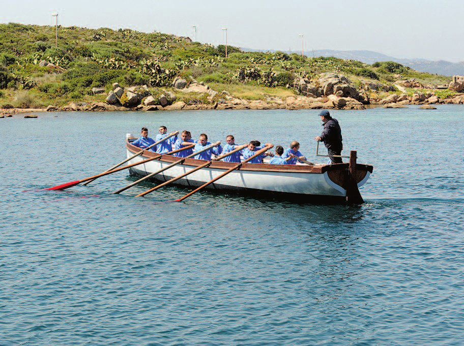 Non c è niente di meglio di una piccola regata sui lancioni della Marina per vedere ricomparire lo spirito di Corpo e di gruppo dei vecchi marinai svolti ogni anno nel mese di luglio, a favore di