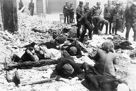 RIVOLTA NEL GHETTO di VARSAVIA (19 aprile 16 maggio 1943) Ebrei trovati in un