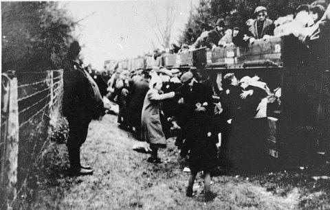 LA DEPORTAZIONE Bambini Ebrei deportati da Lodz arrivano a Chelmno dopo essere stati