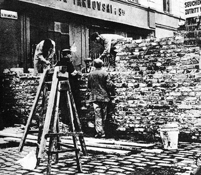 GHETTO di VARSAVIA Costruzione del muro che separava il ghetto dal resto della città. Nel ghetto vi erano circa 138.