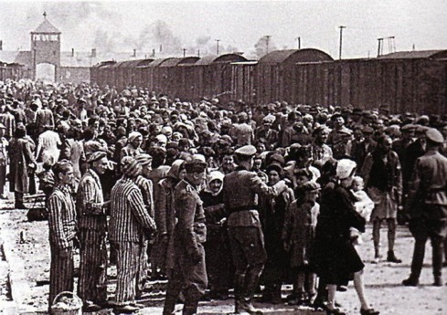 BIRKENAU LE PERSONE La foto raffigura il momento della selezione.