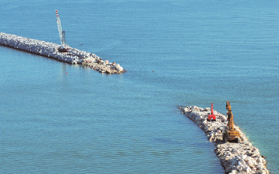 8 Bocca di porto di Malamocco A destra Lavori per la realizzazione della scogliera a sud della bocca di porto, prevista nell ambito delle cosiddette opere complementari del sistema MOSE Nella pagina