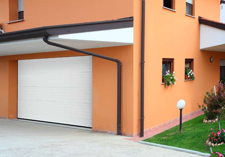 Sezionale con Pannello MULTIDOGA 8 Porta sezionale ad apertura verticale, realizzata con pannelli metallici autoportanti con disegno esterno MULTIDOGA (con più nervature).