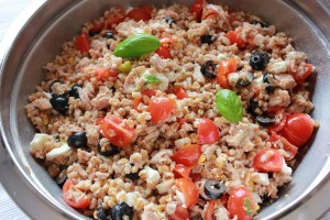 Scolatelo e mettetelo in una pirofila. Conditelo con dell olio e fatelo raffreddare. 2. Lavate e tagliate i pomodorini a spicchi, metteteli in una ciotola conditi con olio extravergine d oliva e sale.