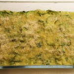 1. Mondate e lavate le zucchine, tagliatele a rondelle sottili e tritate la cipolla. 2. Fate soffriggere la cipolla nell olio, unite le zucchine.