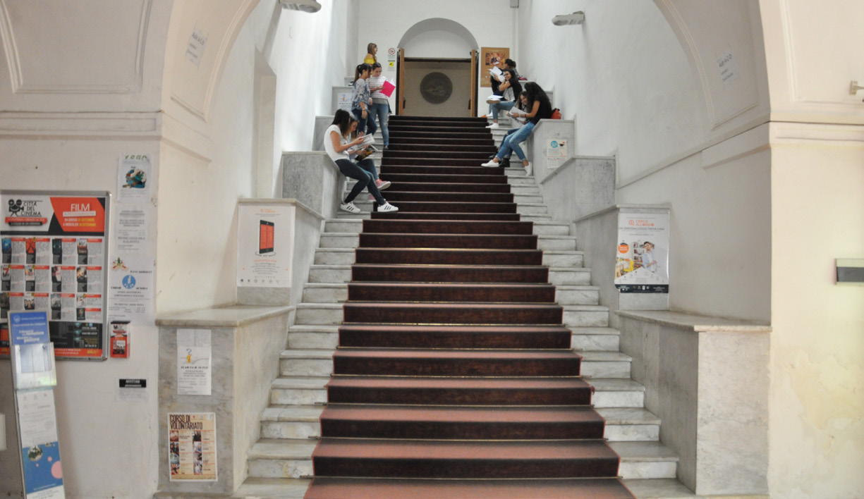 studi umanistici, lettere, beni culturali, scienze della formazione CORSI DI LAUREA SCIENZE DELL EDUCAZIONE E DELLA FORMAZIONE (classe L19) PIANO DI STUDIO PRIMO ANNO Pedagogia generale (M-PED/01) 9