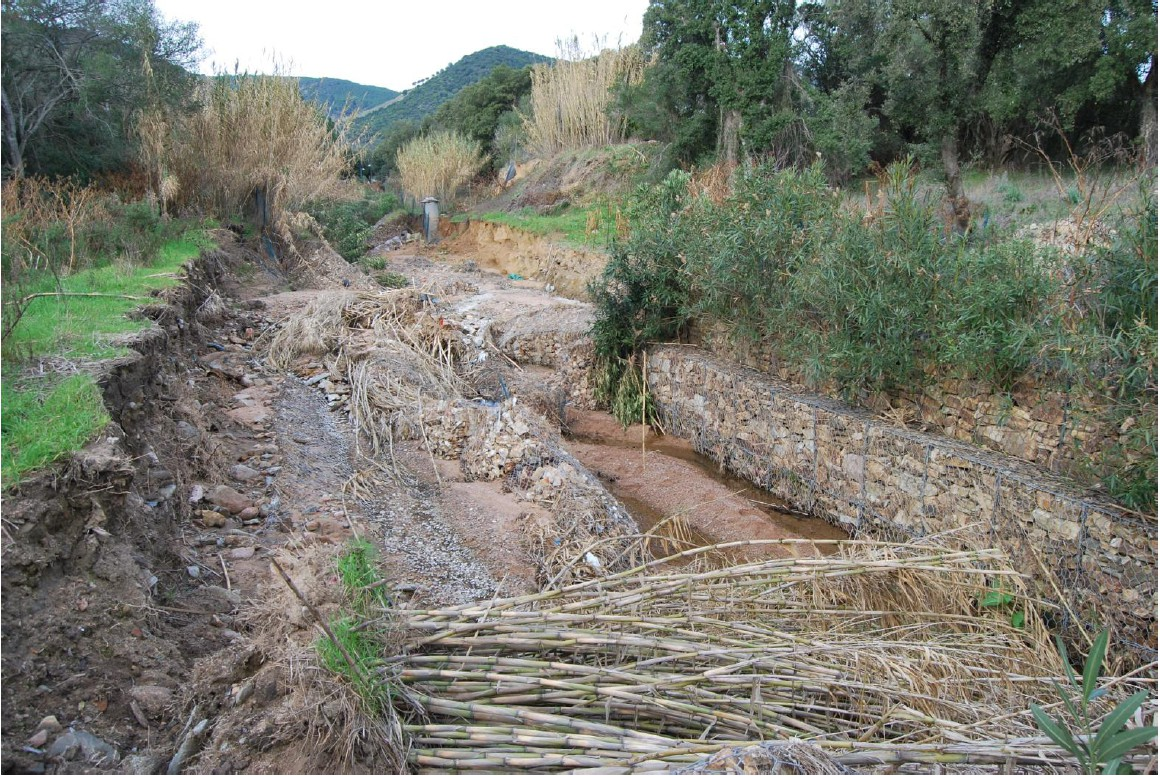 Foto 9) Tratto a valle: danni subiti dai gabbioni su entrambe la spond presso le sezz. 24-25.