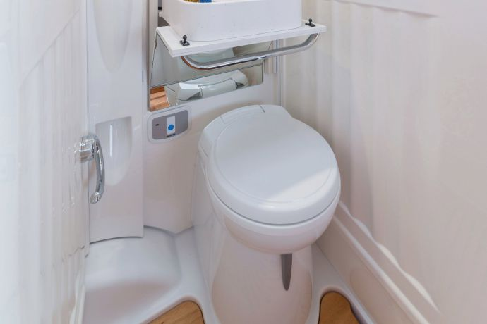 La pulizia è tutto Il pregiato WC a panca dell Exsis-t 588 dispone di una superficie di seduta particolarmente grande. È, inoltre, facilissimo da pulire.