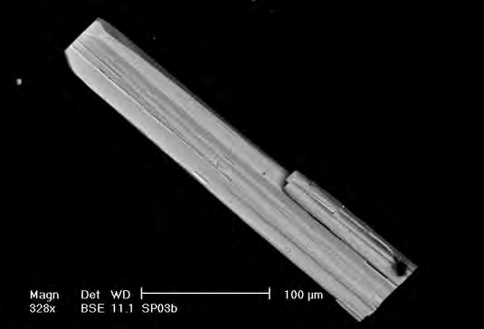 Fig. 13a. Fosgenite, cristallo di 0,5 mm. Fig. 13b. Fosgenite, foto SEM. Fig. 14a. Fosgenite, cristallo di 2 mm.