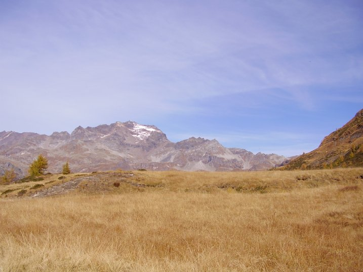 I limiti geografici sono netti e seguono le creste delle Pennine e Lepontine; a ovest il Vallese e a est il Canton Ticino, entrambi in territorio svizzero.