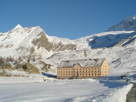 Esempio di mulattiera Le vie principali di comunicazione erano i valichi alpini, aperti sul Vallese e sul Ticino.