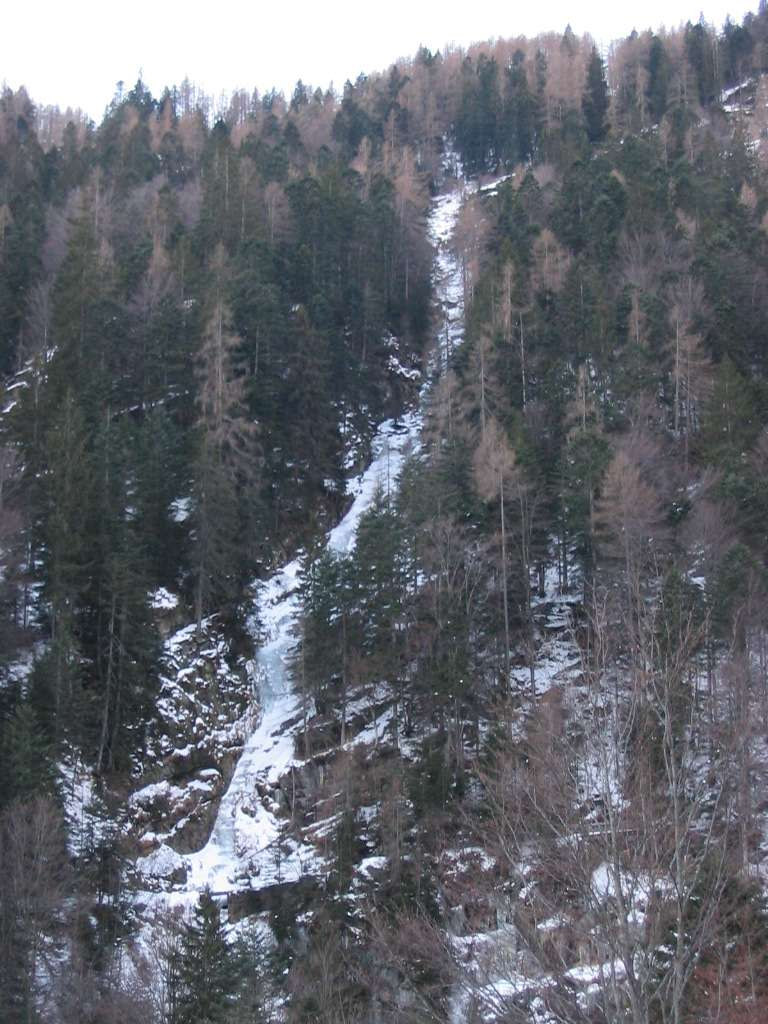 NAMASTE LILLO II/3 150 metri Jimmy Palermo e Veronica Rubini Febbraio 2002 Si supera il ponte in pietra e si raggiunge un secondo ponticello in legno.