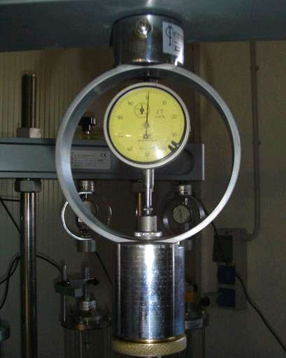 Il principale punto di forza del penetrometro a cono sta nella semplicità della metodologia e dell apparecchiatura minima: azionamento manuale, estensometro meccanico ad anello.
