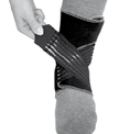 Immagine 3: Condurre prima la cinghia di stabilizzazione interna dall interno verso l esterno passando per il dorso del piede (collo del piede) e chiudere con la chiusura a strappo tirando