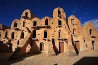 Colazione e partenza verso Matmata che si trova nel deserto roccioso, famosa per le sue case troglodite, sono case scavate sotto terra ancora abitate dai berberi Tattaouine un altra città che si