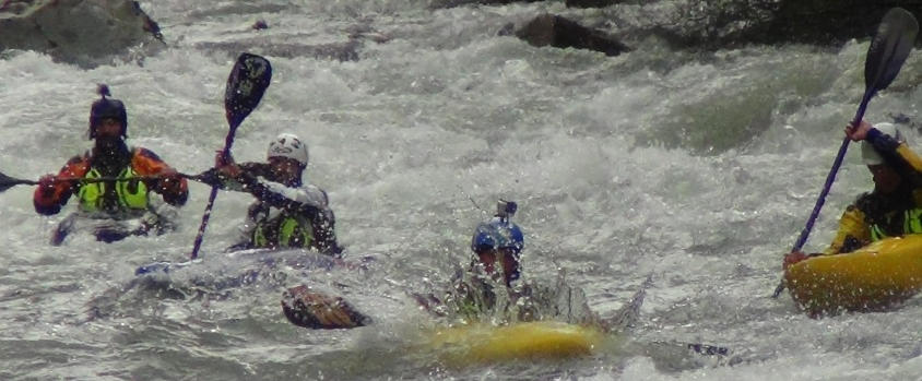 CORSO TECNICO SOCCORRITORE RESCUE PROJECT - CANOISTI Il corso di soccorso per Tecnico Soccorritore Fluviale Rescue Project, ha una durata di 34 ore totali suddivise in parti di lezione in aula e