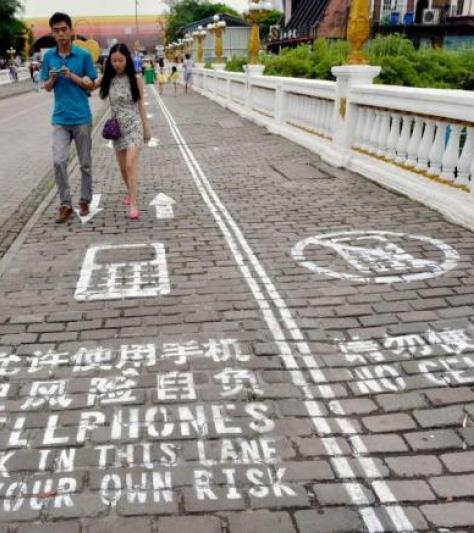 CURIOSITA Nascono le corsie pedonali per gli utenti smartphone Da oggi i pedoni che utilizzano lo smartphone dovranno stare attenti a scegliere il marciapiede giusto.