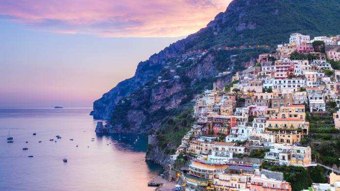 03 Tricky trur Viaggi di gruppo POSITANO: L'ICONA DELLA COSTIERA L emozione che prende contemplando Positano dalla spiaggia o dal mare, incastonata come una pietra preziosa striata di colori sul