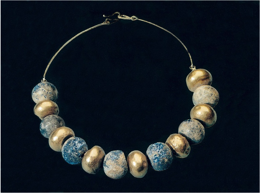 FOTO 9/3 e FOTO 9/4 Nella stessa zona e risalente allo stesso periodo è questa collana di collezione privata in lapislazzuli e oro.