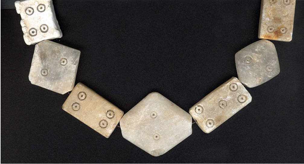 FOTO 19 Altra collana proveniente dalla zona Mesopotamica, risalente al XVIII secolo a.c. in alabastro bianco, tagliato in forme geometriche e decorato a cerchietti.