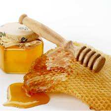 NELL'ALVEARE, DOVE TUTTO HA INIZIO Le materie prime per fare il miele sono "reperite" direttamente dalle api: il nettare dei fiori o la melata (una sostanza zuccherina prodotta dal metabolismo di