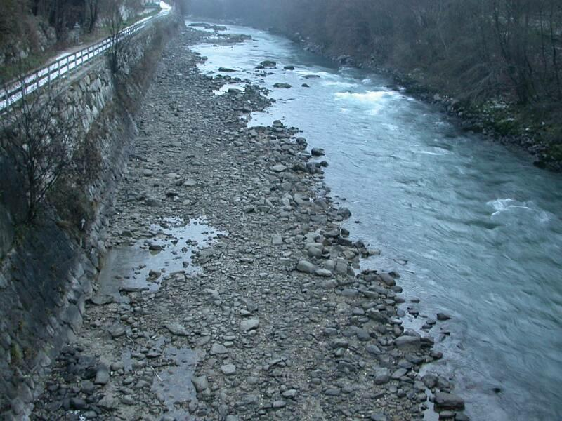 Grandi dighe per l utilizzo idroelettrico - hydropeaking Oscillazioni di portata a valle della