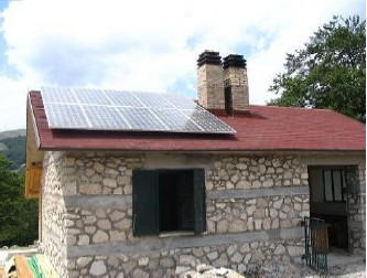 Impianti a isola L'impianto a isola è un impianto fotovoltaico non collegato alla rete cioè produce corrente solo per l'abitazione o, più in generale, per la struttura su cui è istallato; è, di