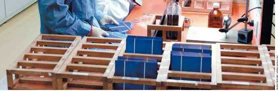 I produttori di celle fotovoltaiche tagliano con delle seghe a filo i blocchi di silicio detti lingotti in fette sottilissime dette wafer (termine inglese per «fetta»).