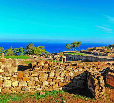 RODI, L ISOLA DEL SOLE A Rodi vi aspettano spiagge sabbiose, ma anche stupendi paesaggi verdi, l incantevole valle delle farfalle colorate e l antica e suggestiva città medievale.