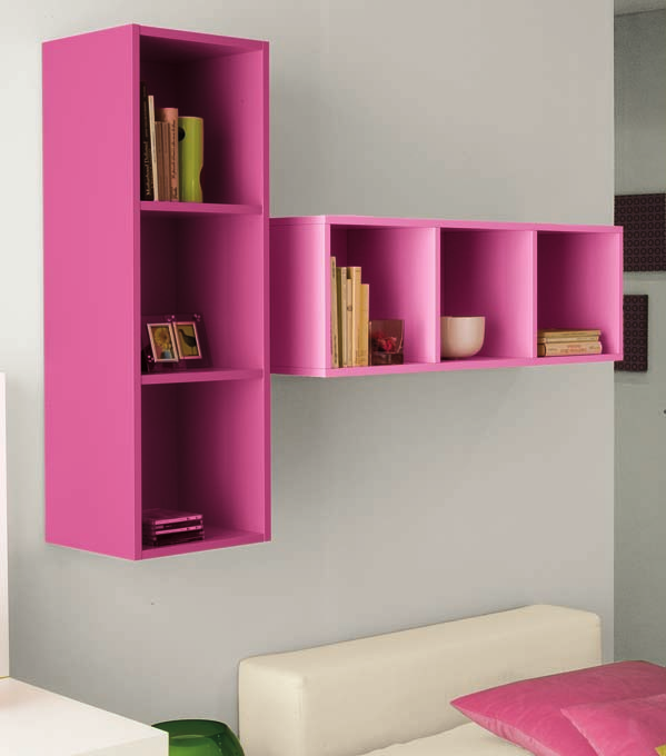 Libreria a muro realizzata con quadrotti orizzontali e verticali. Wall bookcase consisting of horizontal and vertical units.