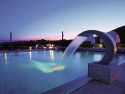 Piscina panoramica Tranquillo e soleggiato luogo di relax e di aggregazione dell albergo, la grande piscina panoramica del Relais è protagonista della vita dell hotel nei mesi estivi.