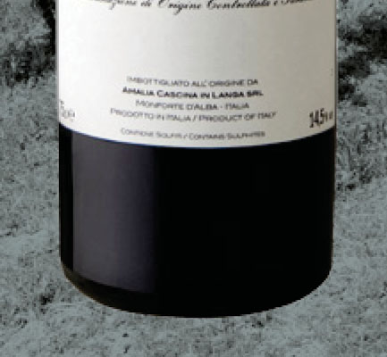 22 BAROLO D.O.C.G Le uve Nebbiolo trovano la loro massima espressione nel Barolo, un vino della tradizione che rappresenta al meglio il patrimonio enologico italiano nel mondo.