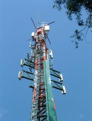 4. Sorgenti CEM a radiofrequenza (RF): gli impianti di telecomunicazioni Le sorgenti di campi elettromagnetici (CEM) a radiofrequenza si possono suddividere in ambientali e personali.