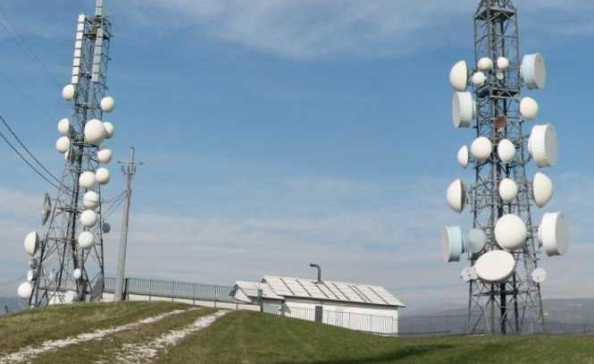 Gli impianti radiotelevisivi sono spesso situati in punti elevati del territorio (colline o montagne) e possono coprire bacini di utenza che interessano anche diverse province.