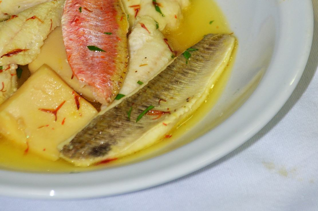 BRODETTO DI PESCE ANTICO DI PORTORECANATI Ingredienti per 4 persone: 4 filetti di pesce ragno 4 filetti di gallinella 4 tranci di spinarolo 1 seppia 4 tranci coda di rospo 4 filetti di triglia 4