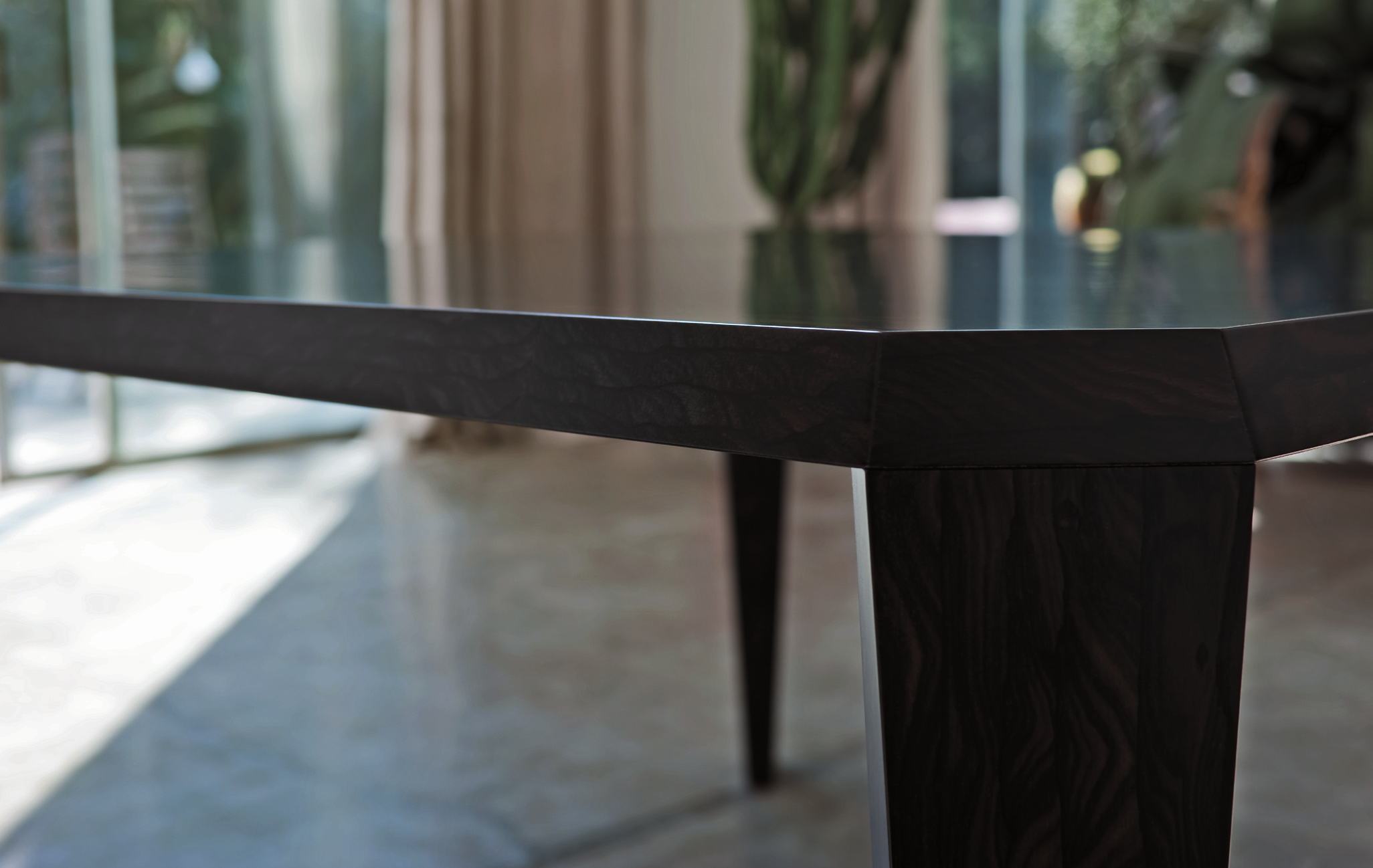 Gem 743 design Gianni Astolfi & Sergio Mian cm 140x140 h 75 Tavolo realizzato in essenza di Ziricote, un prezioso legno esotico dalle ricche venature e calde sfumature.