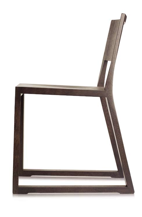 Feel Art. 450 La sedia Feel ha un design essenziale e geometrico. Realizzata con le tecnologie più avanzate per la lavorazione del legno. Disponibile in rovere sbiancato o tinto wengé.