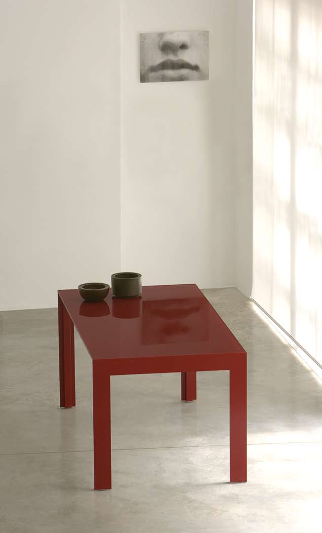 Matrix Design Claudio Dondoli and Marco Pocci Art. TMA Matrix è un tavolo allungabile dalla linea essenziale e pulita, con la struttura completamente in estruso di alluminio.