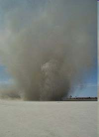 1. DESERTI SABBIOSI: Clima La forte instabilità convettiva provoca dust devils e effetti ottici insoliti come luccichio di oggetti e miraggi, che derivano dalla rifrazione della luce proveniente dall