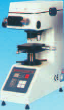 Durometri Vickers a basso carico-microdurometri Il durometro Vickers a basso carico (detto anche microdurometro o durometro micro-vickers) é uno strumento da laboratorio per uso universale.