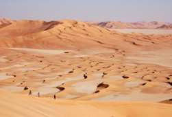 3 giorno / deserto di Wahiba Sands baia di Al Khaluf (km 100 di pista) Si continua nel deserto in una zona dove è possibile incontrare accampamenti dei nomadi Wahiba, le cui donne portano a volte le