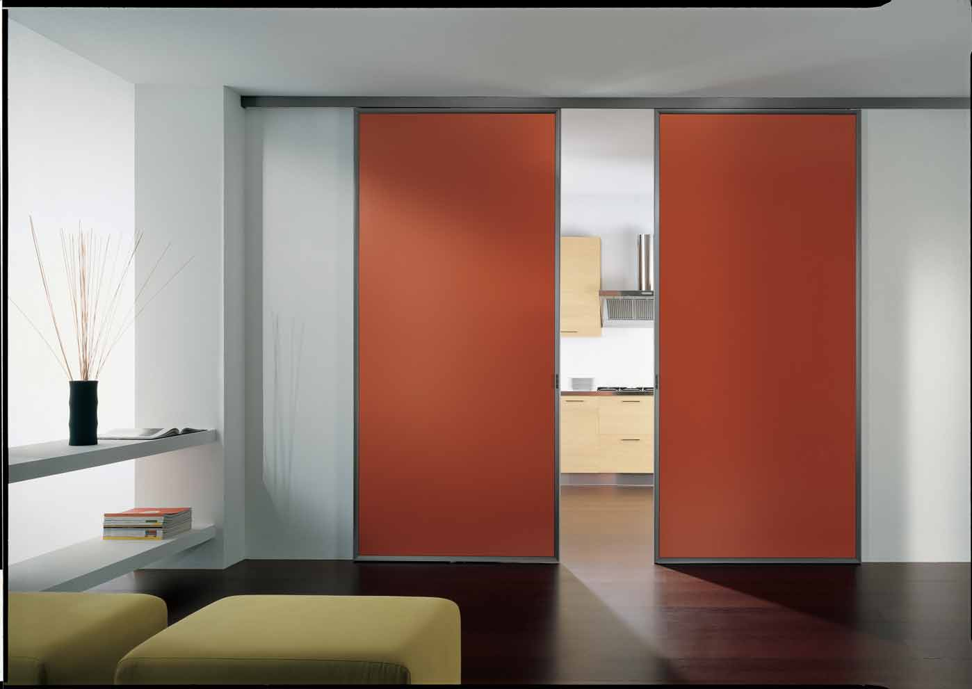 Atlantic Porte scorrevoli (2 ante) Trave esterno a soffitto. Porte con pannelli in legno laccato color CUOIO. Struttura in alluminio anodizzato TITANIO. Twin sliding doors. External ceiling runner.