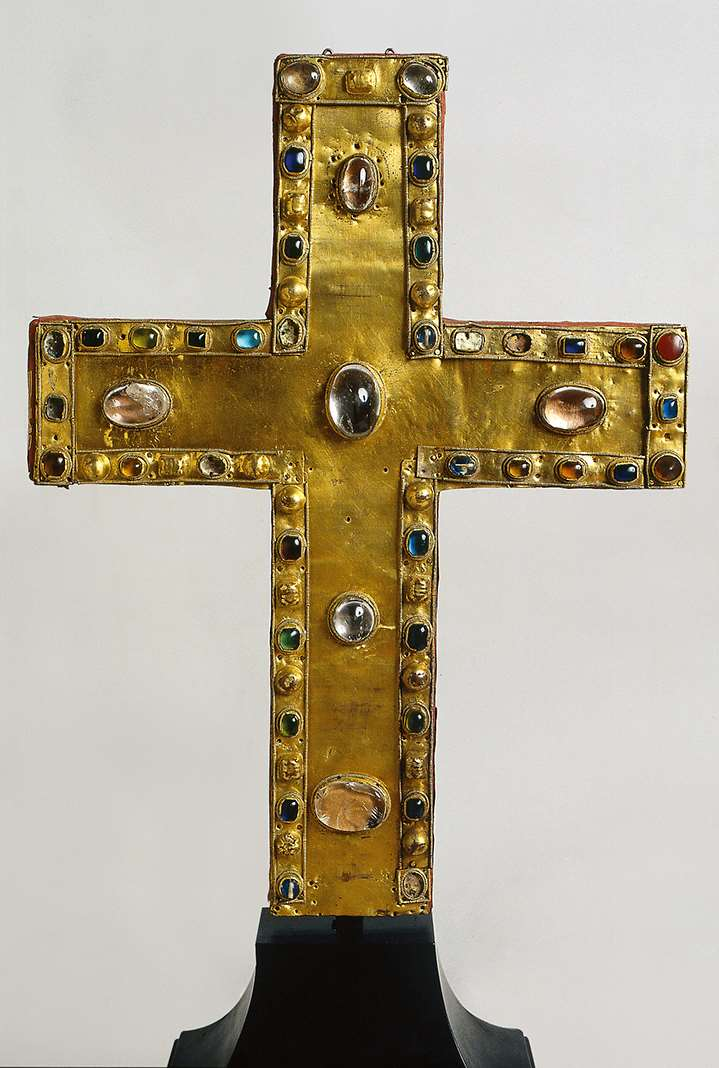 Croce di Frassinoro, tempestata di vetri colorati